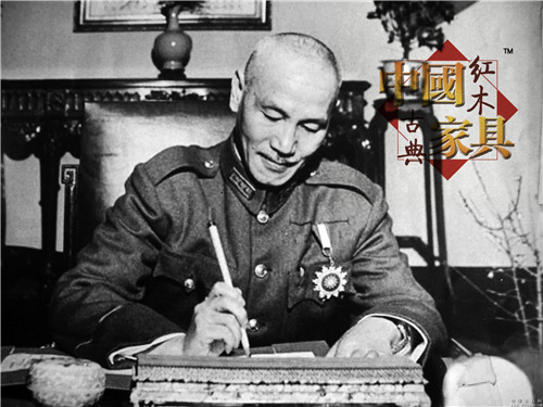 正在簽發手諭的蔣介石_副本