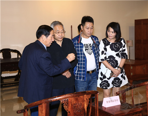 IMG_0836遵化市龍源工藝工貿有限責任公司董事長王澤林（左一）向中華木工委主任趙夫瀛先生（左二）介紹改良版“黃花梨皇宮椅”_副本