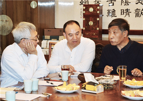 02研討會(huì)現(xiàn)場（右一胡德生、右二袁劍君、右三趙夫瀛_看圖王(1)