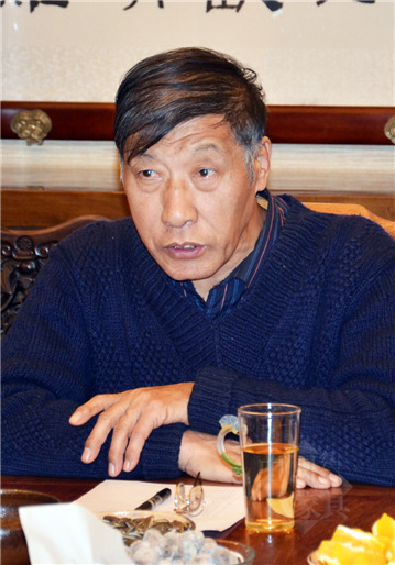 03-1《中國宮廷家具》編委會(huì)主任、北京故宮博物院研究員胡德生主持會(huì)議_副本