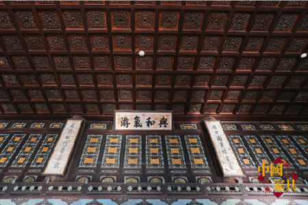 3殿宇頂部金絲楠木雕花競相開放，為這恢宏雄偉的大殿增添無盡的富貴華麗