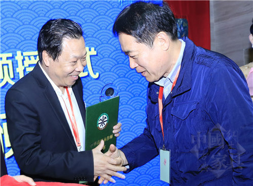 01中華木工委專家委員會主任張德祥（右）為曹兆庭（左）頒授“中華高級木作師”榮譽